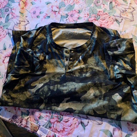 Camo Women’s Short Sleeve T-Shirt Size XL - Picture 7 of 11